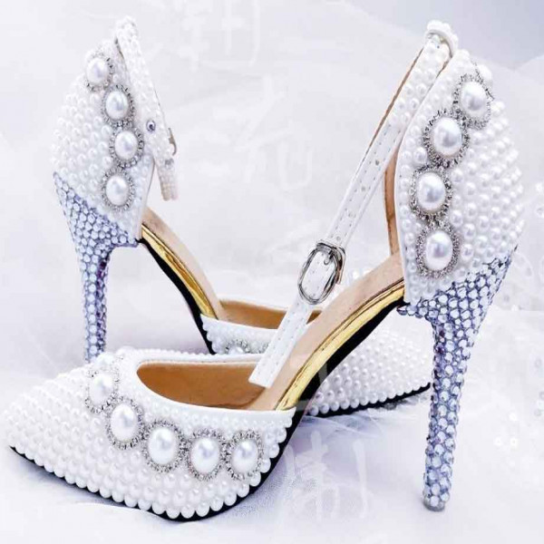 Summer white pearl rhinestone wedding shoes.